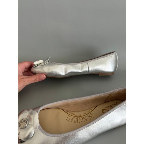 New Circus by Sam Edelman Silver Flats Size 7.5 - Picture 4 of 10